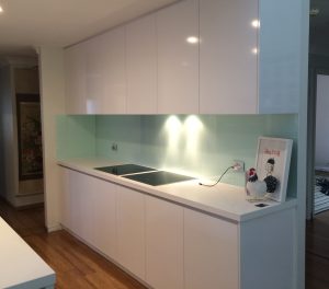 vista-glass-white-on-float-splashback